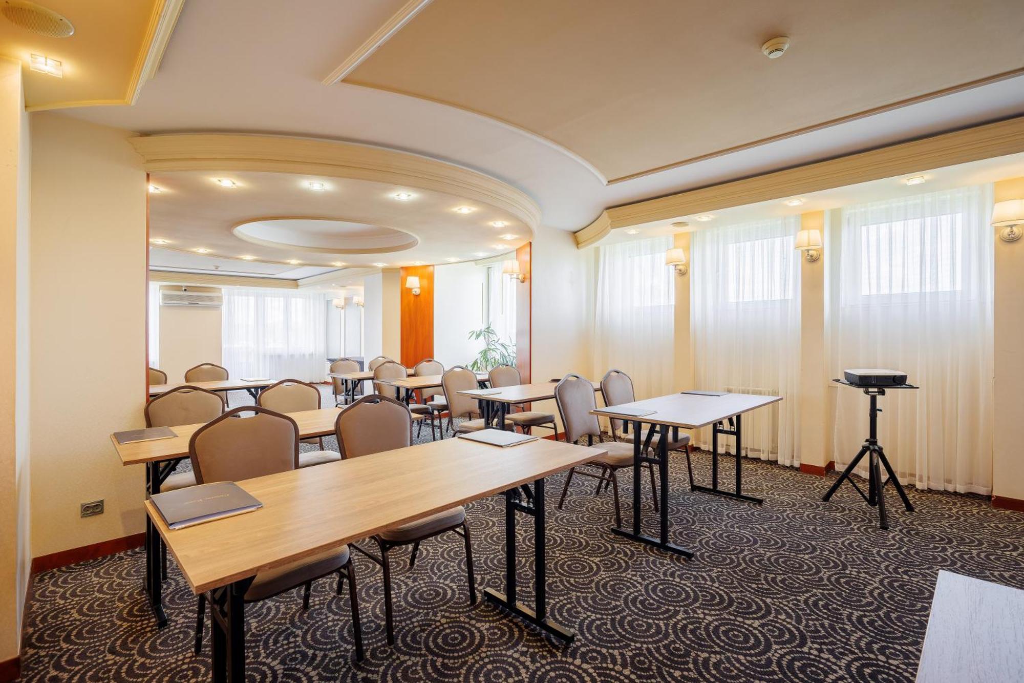 Hotel Cristal Park Tarnów Esterno foto