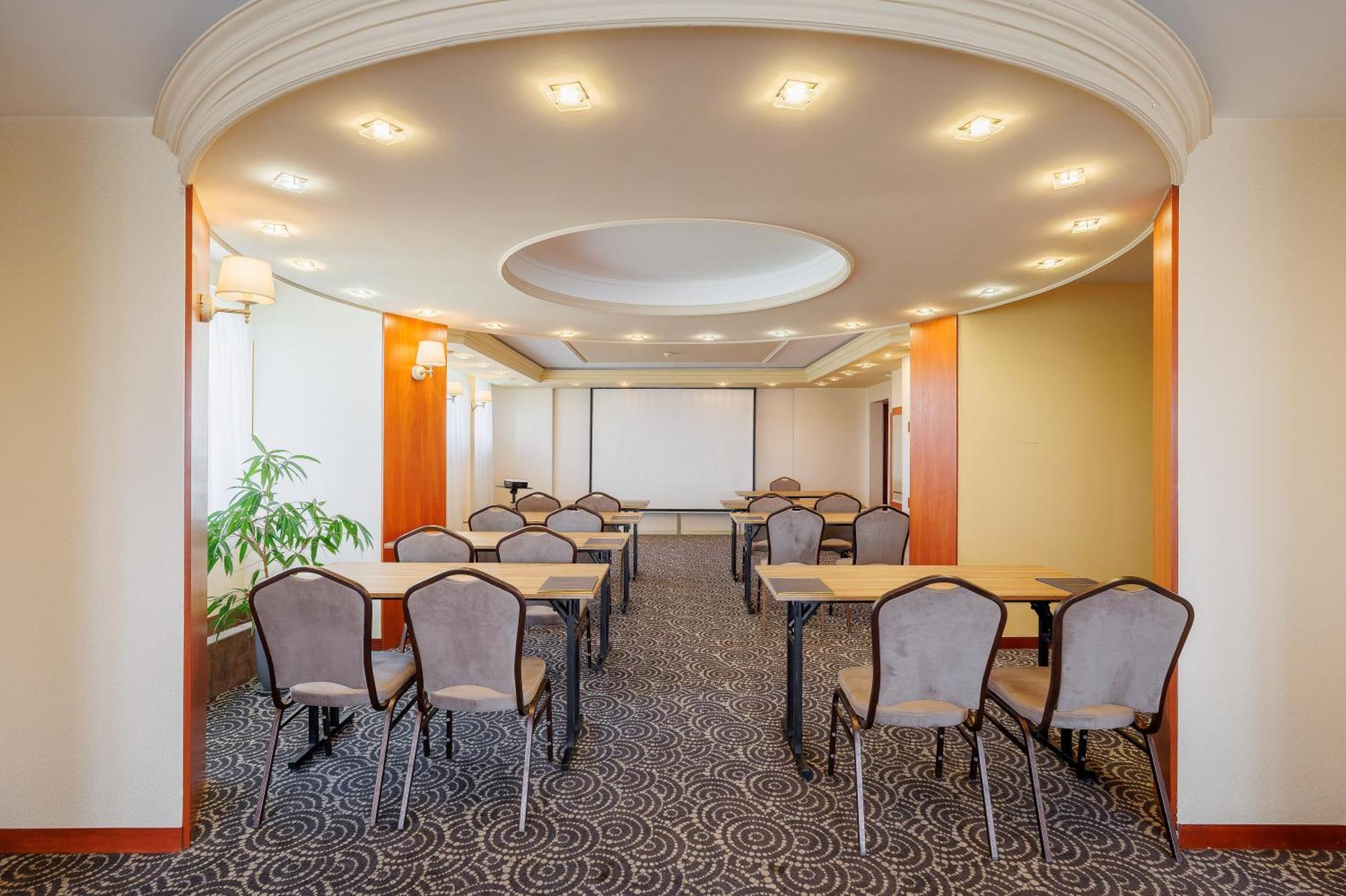 Hotel Cristal Park Tarnów Esterno foto