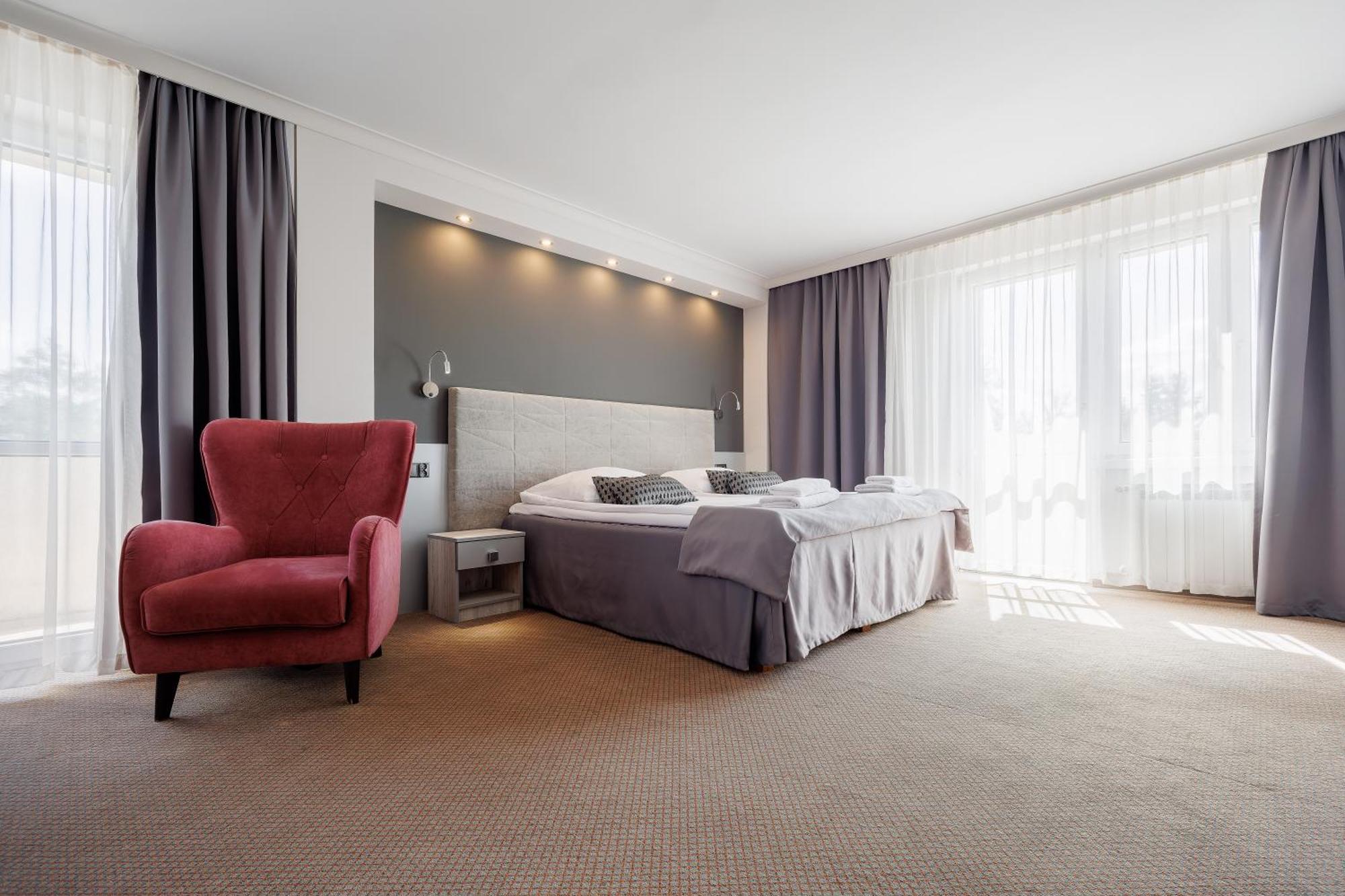 Hotel Cristal Park Tarnów Esterno foto