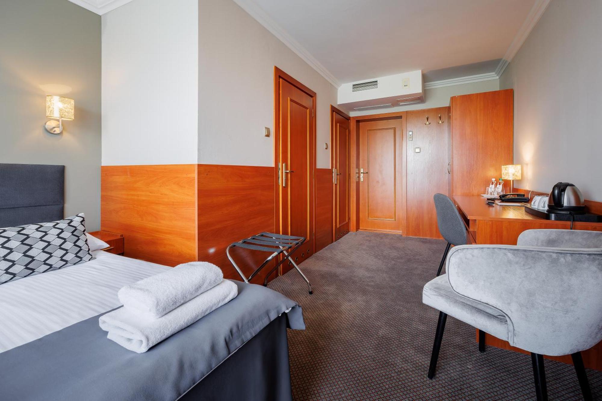 Hotel Cristal Park Tarnów Esterno foto