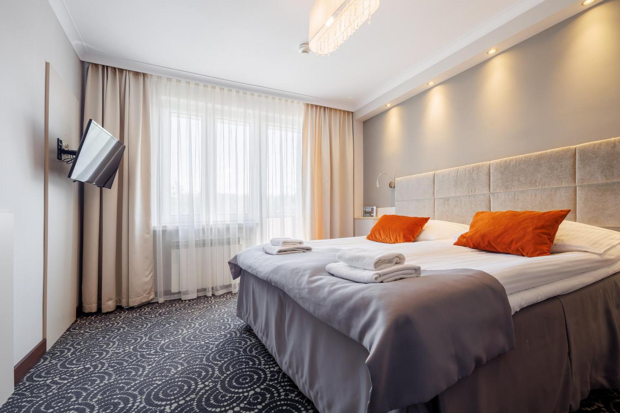 Hotel Cristal Park Tarnów Esterno foto