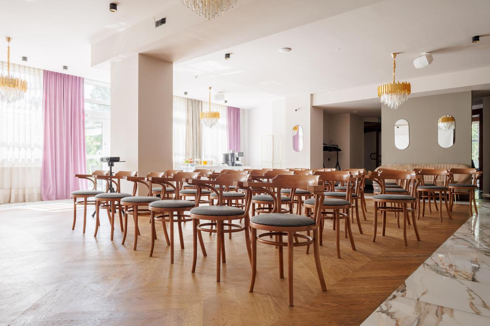 Hotel Cristal Park Tarnów Esterno foto