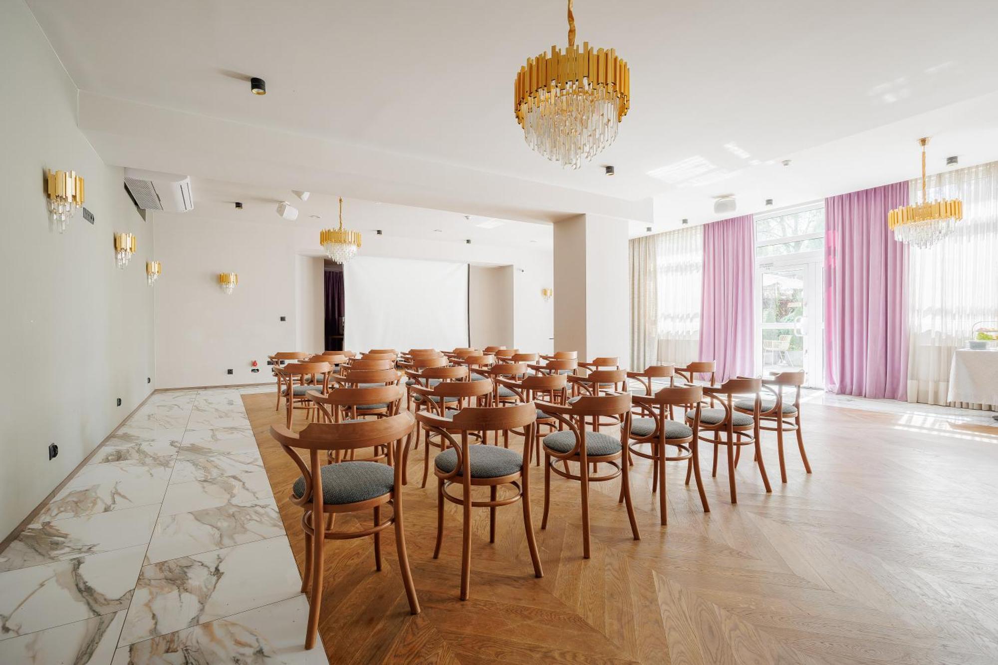 Hotel Cristal Park Tarnów Esterno foto
