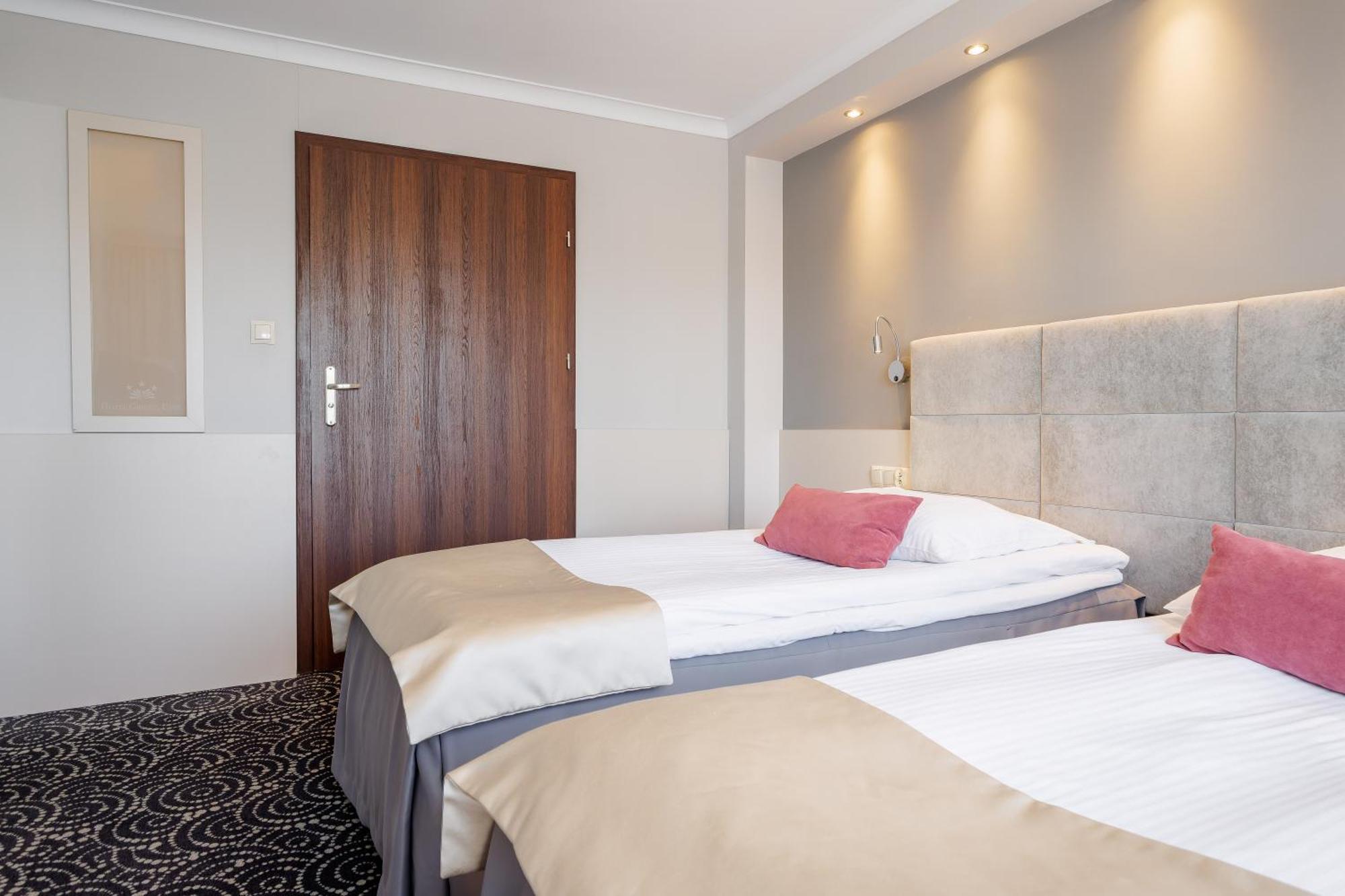 Hotel Cristal Park Tarnów Esterno foto