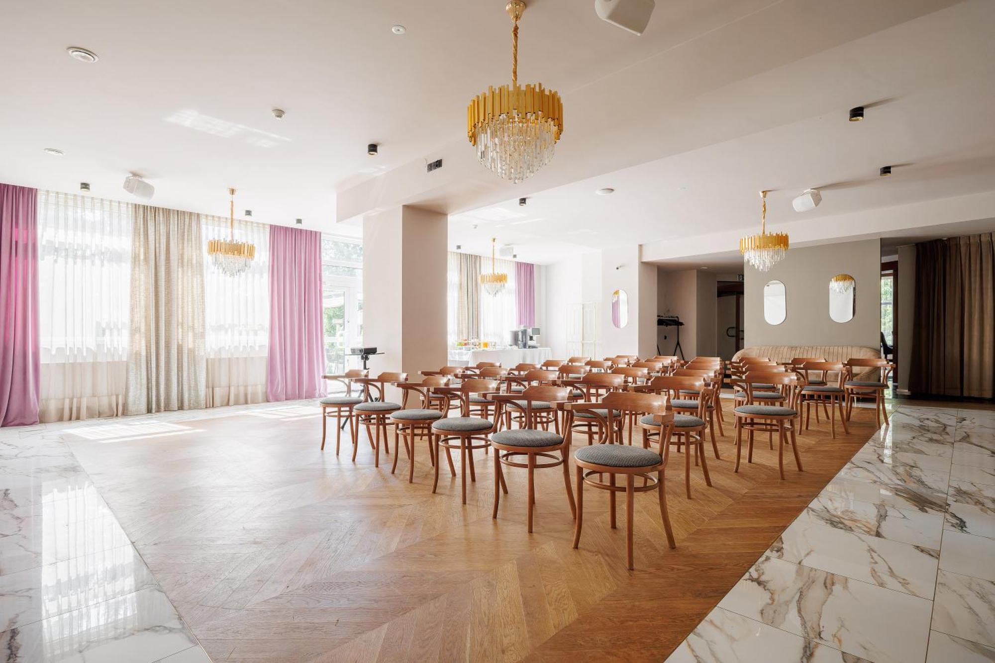 Hotel Cristal Park Tarnów Esterno foto