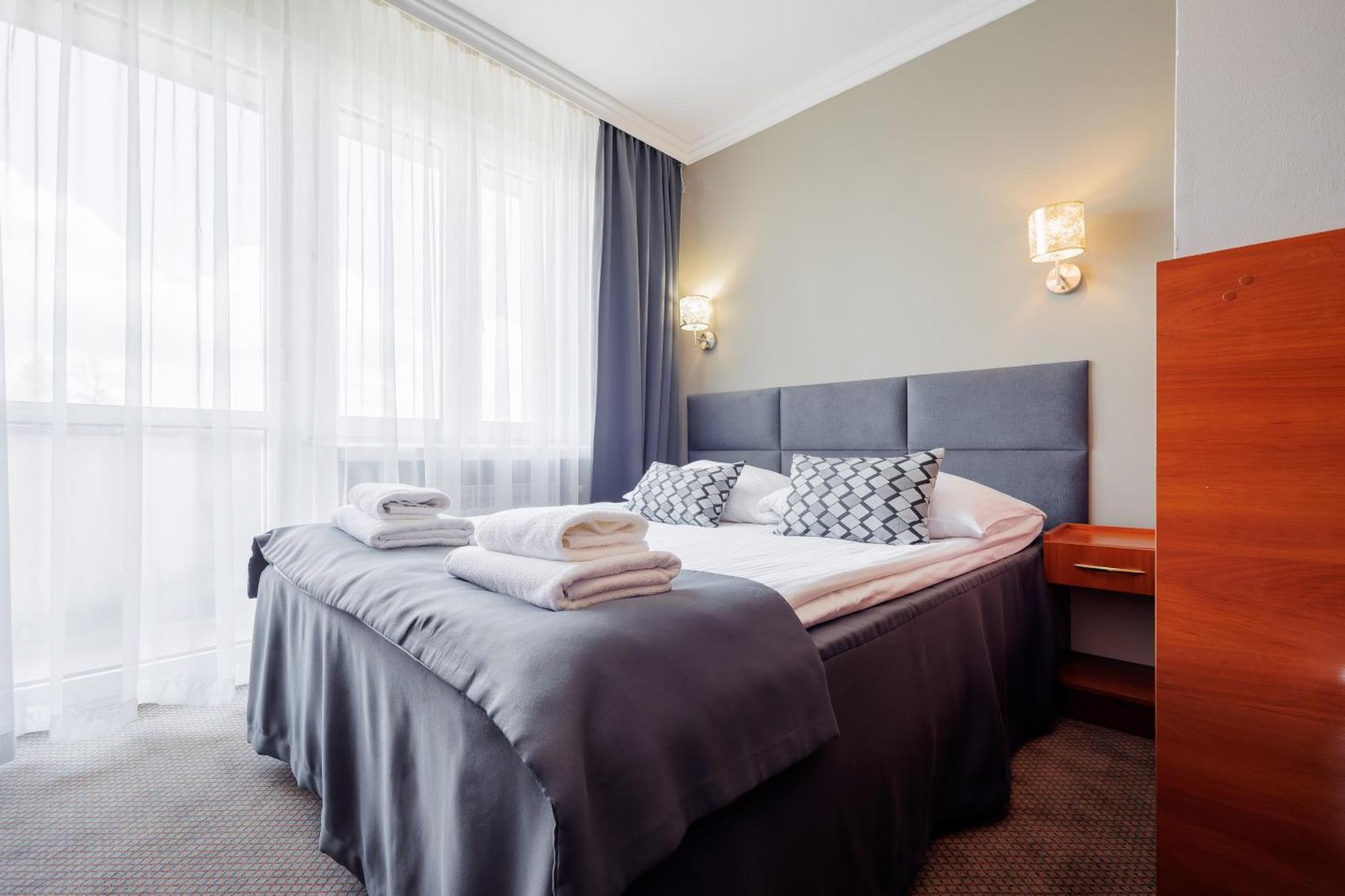 Hotel Cristal Park Tarnów Esterno foto