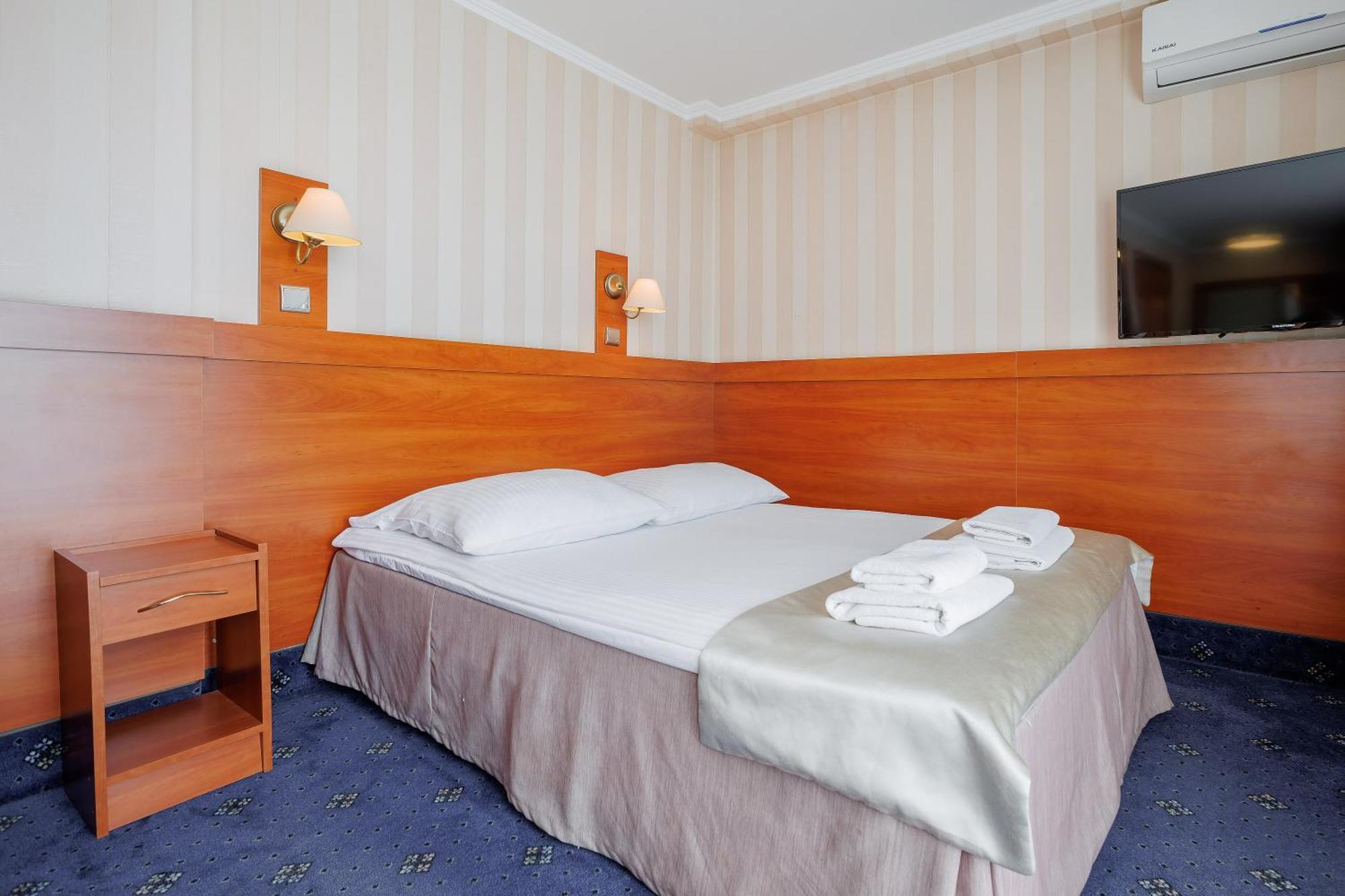 Hotel Cristal Park Tarnów Esterno foto