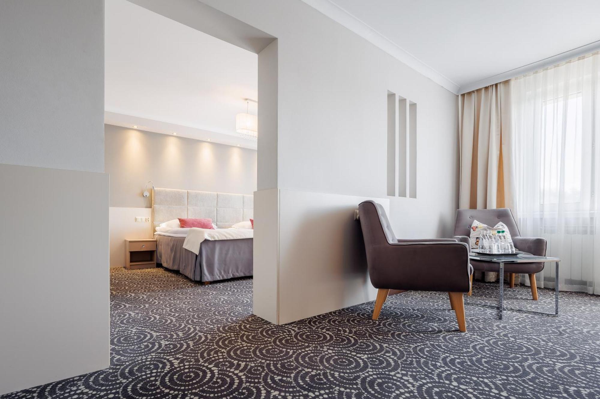 Hotel Cristal Park Tarnów Esterno foto