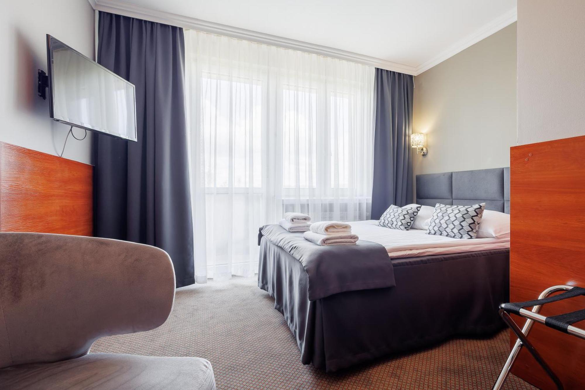 Hotel Cristal Park Tarnów Esterno foto