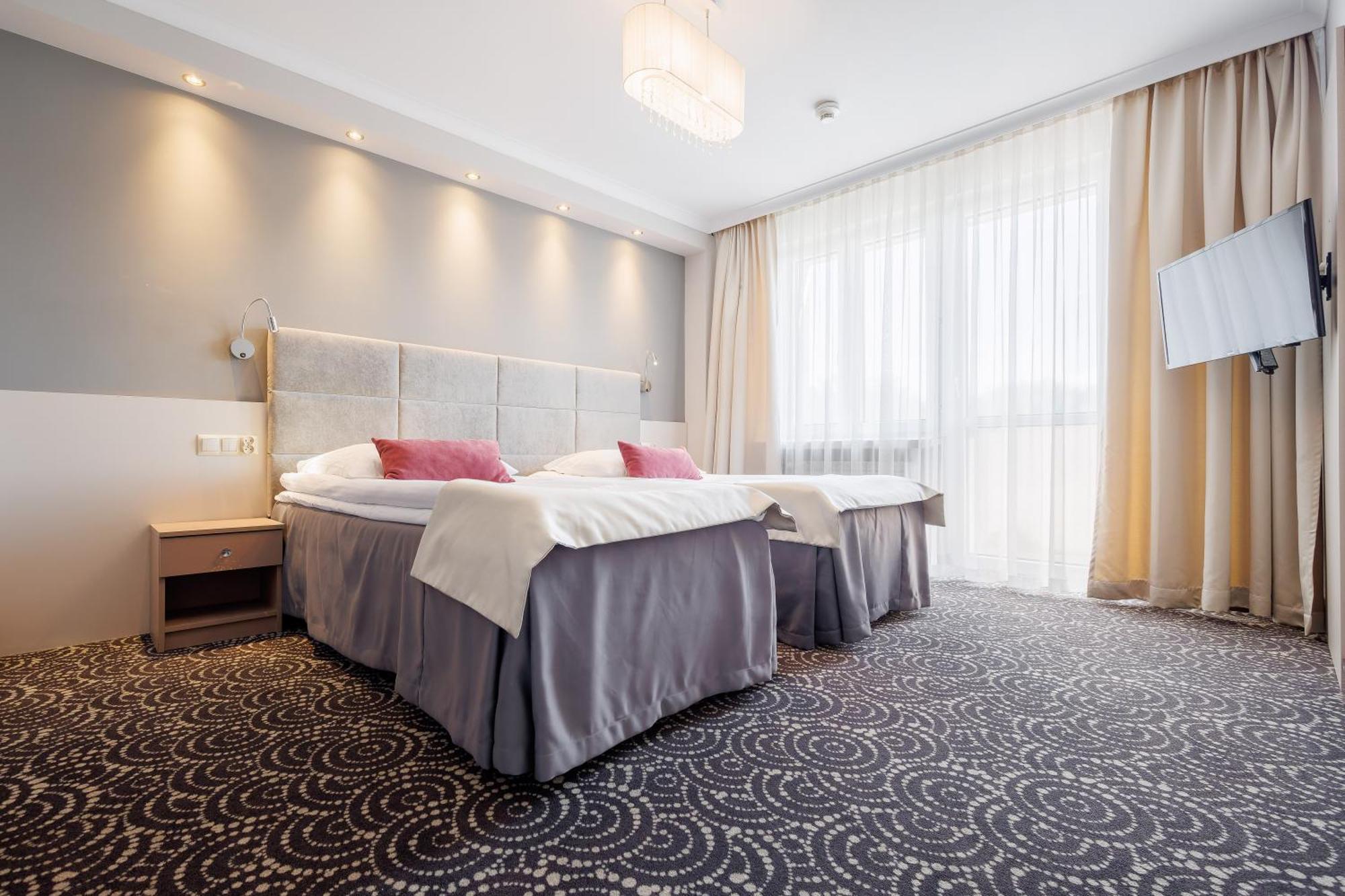 Hotel Cristal Park Tarnów Esterno foto