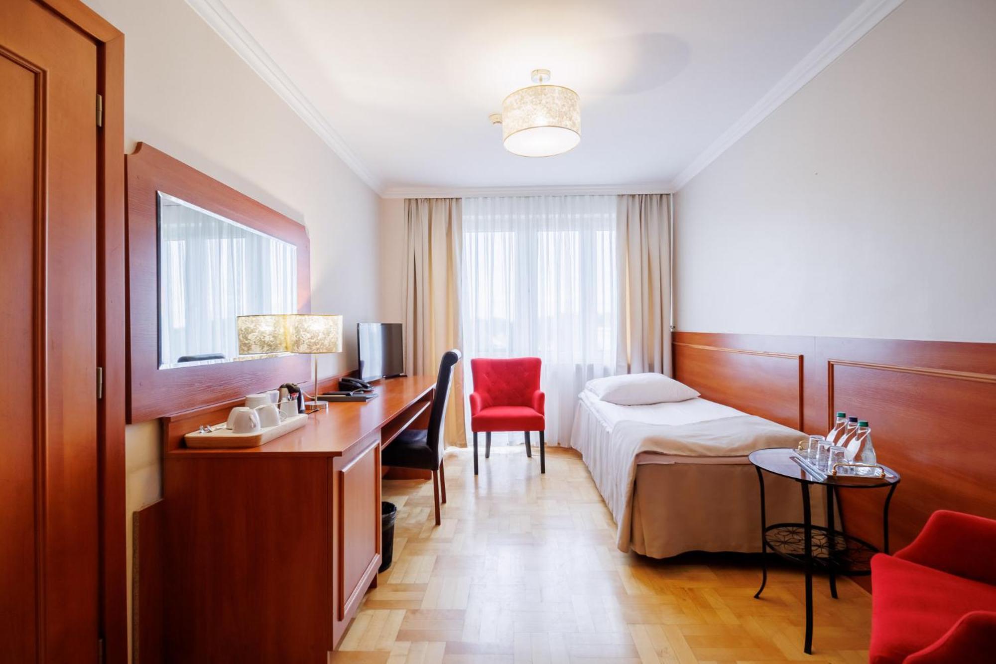 Hotel Cristal Park Tarnów Esterno foto