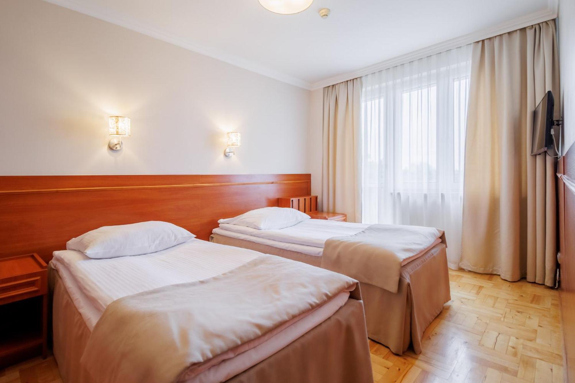 Hotel Cristal Park Tarnów Esterno foto