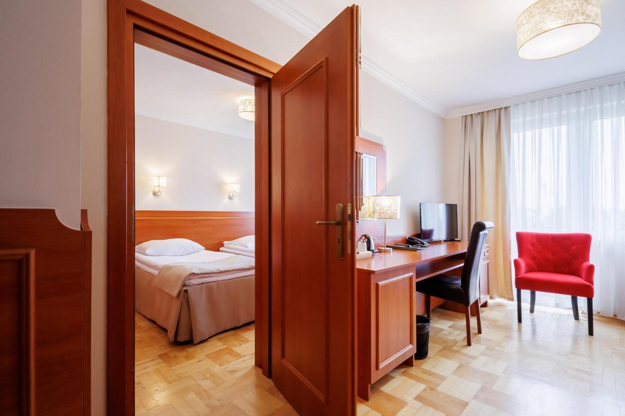Hotel Cristal Park Tarnów Esterno foto