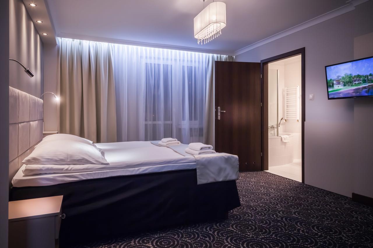 Hotel Cristal Park Tarnów Esterno foto