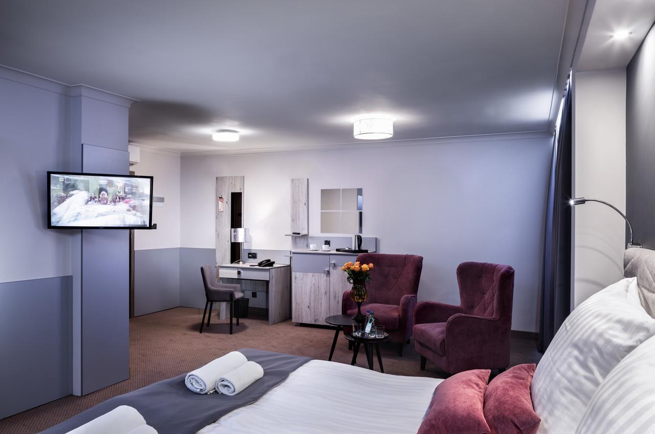 Hotel Cristal Park Tarnów Esterno foto